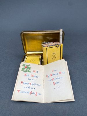 un livre ouvert posé sur une table à côté d'un livre ouvert