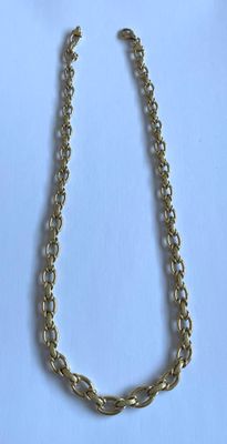 un collier à chaîne en or avec un fermoir sur fond blanc