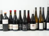 plusieurs bouteilles de vin alignées sur une table