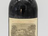 une bouteille de vin posée sur une table