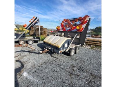 une image représentant un camion-benne surmonté d'un drapeau