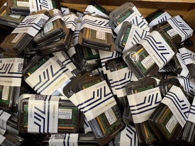 une pile de cartes mémoire d'ordinateur dans une boîte en carton posée sur une table