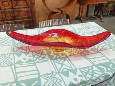 un saladier en verre posé sur une table dans une pièce