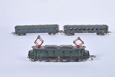 trois petits trains posés sur une surface blanche