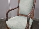 une chaise qui se trouve dans le coin d'une pièce