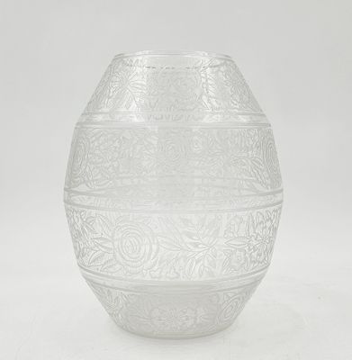 une image représentant un vase en verre sur fond blanc