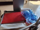 un ordinateur portable et une bouteille d'eau posés sur une table