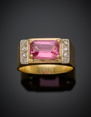 une bague en tourmaline rose et diamant