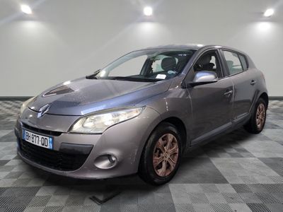 la photo d'une voiture garée dans un garage