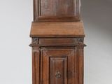 un petit meuble en bois surmonté d'une horloge