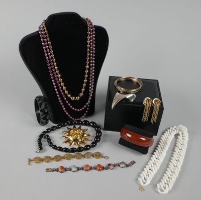 un assortiment de bijoux comprenant des colliers, des bracelets et des bagues