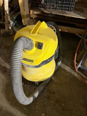 un aspirateur jaune posé par terre