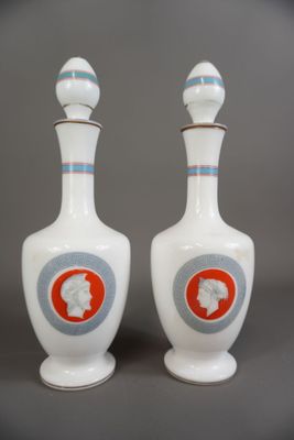 une paire de vases blancs ornés de motifs bleus et orange