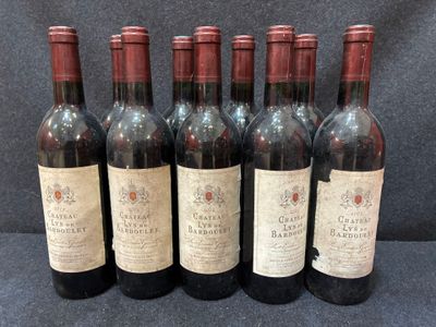 six bouteilles de vin sont alignées sur une table