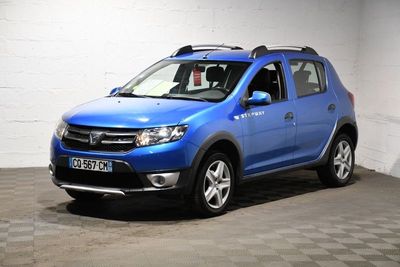 une photo d'une dacia bleue garée dans un garage