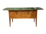 une table en bois avec un plateau en verre sur fond blanc