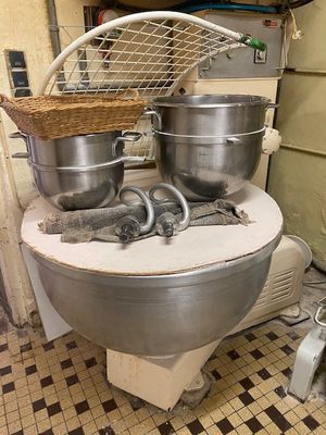 des casseroles et des poêles sont posées sur les toilettes dans une cuisine
