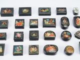un grand nombre de petites boîtes posées sur une table
