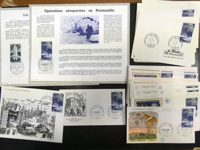 de nombreux types de timbres sur la table