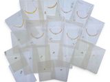 beaucoup de cartes blanches ornées de chaînes dorées
