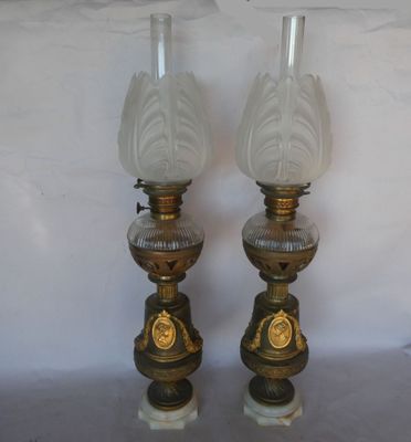 deux lampes en verre posées sur une table