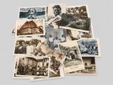 une pile de vieilles photos représentant des personnes et des bâtiments
