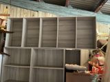 une étagère sur laquelle se trouvent tout un tas d'objets