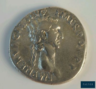 gros plan d'une pièce d'argent sur laquelle figure une femme