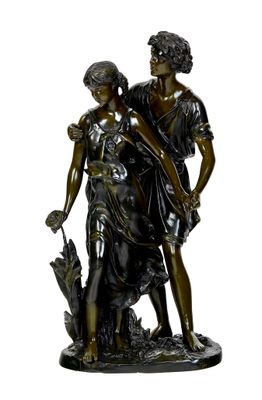 statue en bronze représentant une femme et un garçon accompagnés d'un chien