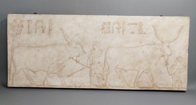 une plaque en marbre blanc représentant un homme à cheval