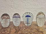 quatre coupes en verre posées sur une table en marbre