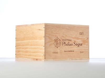 the wooden box is empty and ready to be filled with wine