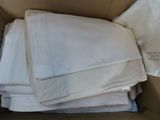 beaucoup de draps blancs dans une boîte posée par terre