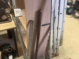 une pile d'outils posés sur le sol
