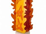 une sculpture jaune et orange surmontée d'étoiles