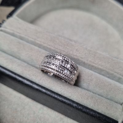une bague qui se trouve dans une boîte sur une table