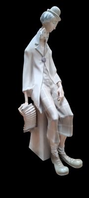 une statue blanche représentant une femme assise sur un banc