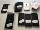 de nombreux téléphones portables posés sur une table