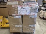 une pile de boîtes sur une palette dans un entrepôt