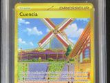 un gros plan sur une carte Pokémon avec un moulin à vent en arrière-plan
