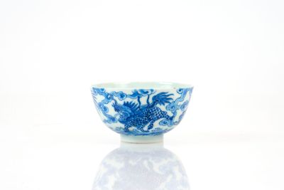 un bol bleu et blanc orné d'un dragon