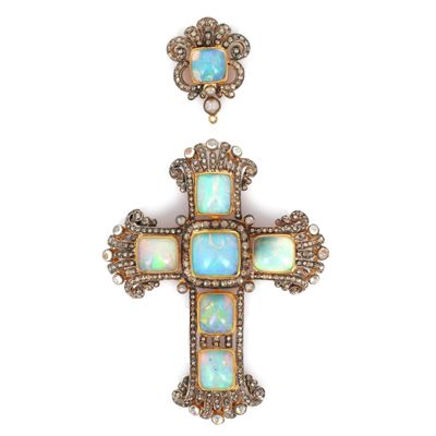 un ensemble composé d’un pendentif en forme de croix en oplite et diamant et de boucles d’oreilles