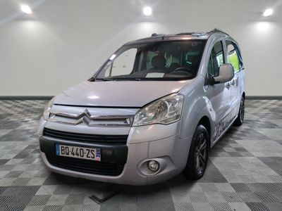 la petite camionnette argentée est garée sur un carrelage à carreaux