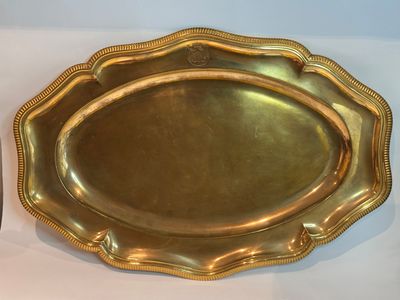 177. FRANCE, XIXe siècle, Grand plat en métal doré, de forme…