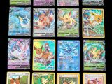 gros plan d'un paquet de cartes pokemon sur une table