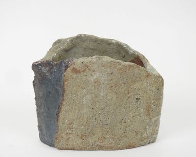 une pierre posée sur une surface blanche