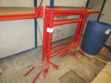 une photo d'un établi métallique rouge dans un garage