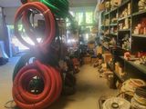 les nombreux tuyaux qui se trouvent sur les rayons du magasin