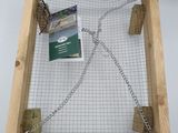 une boîte en bois à laquelle est attachée une chaîne