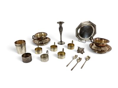 un assortiment d'argenterie ancienne comprenant des cuillères, des tasses et des cuillères